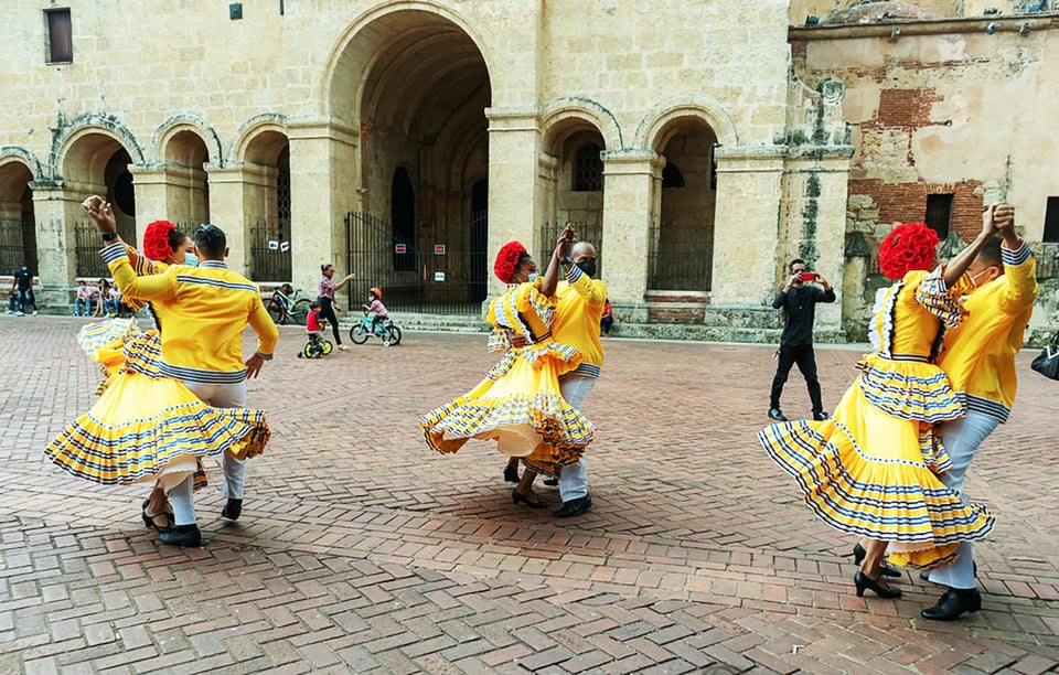 Merengue, República Dominicana, exterior, plaza, MundoNOW