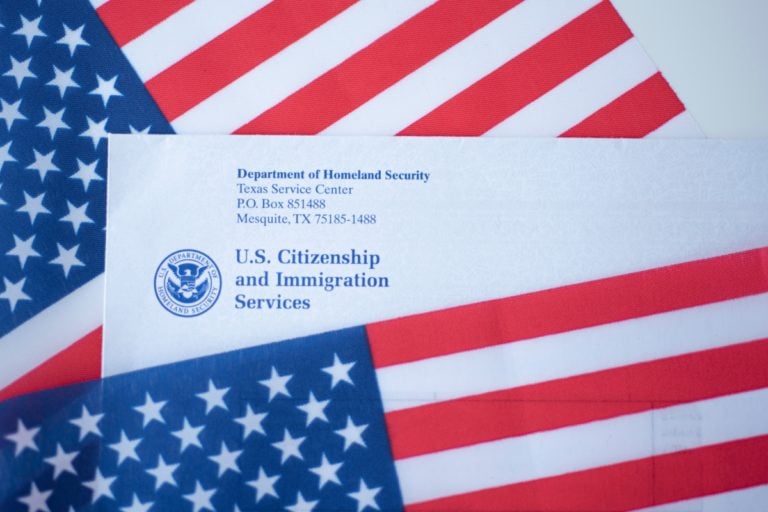 USCIS permite la presentación en línea del Formulario I-131 para ciertos inmigrantes