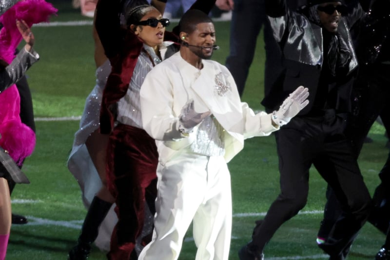 Artist, Usher at the Super Bowl, Stage, Social Networks, Reviews