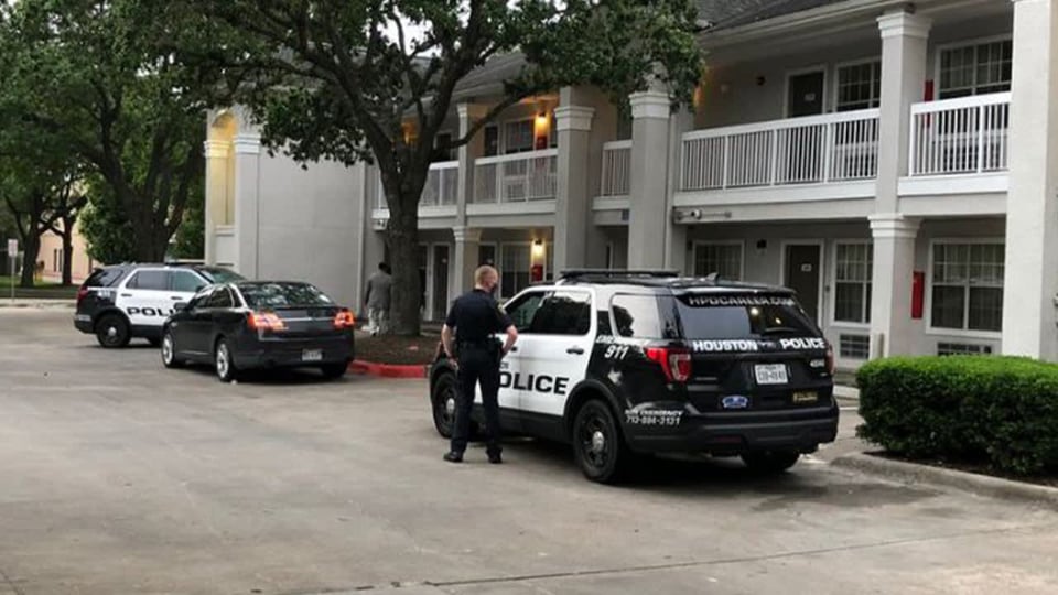 Four Hispanics escape in a Toyota RAV4 truck