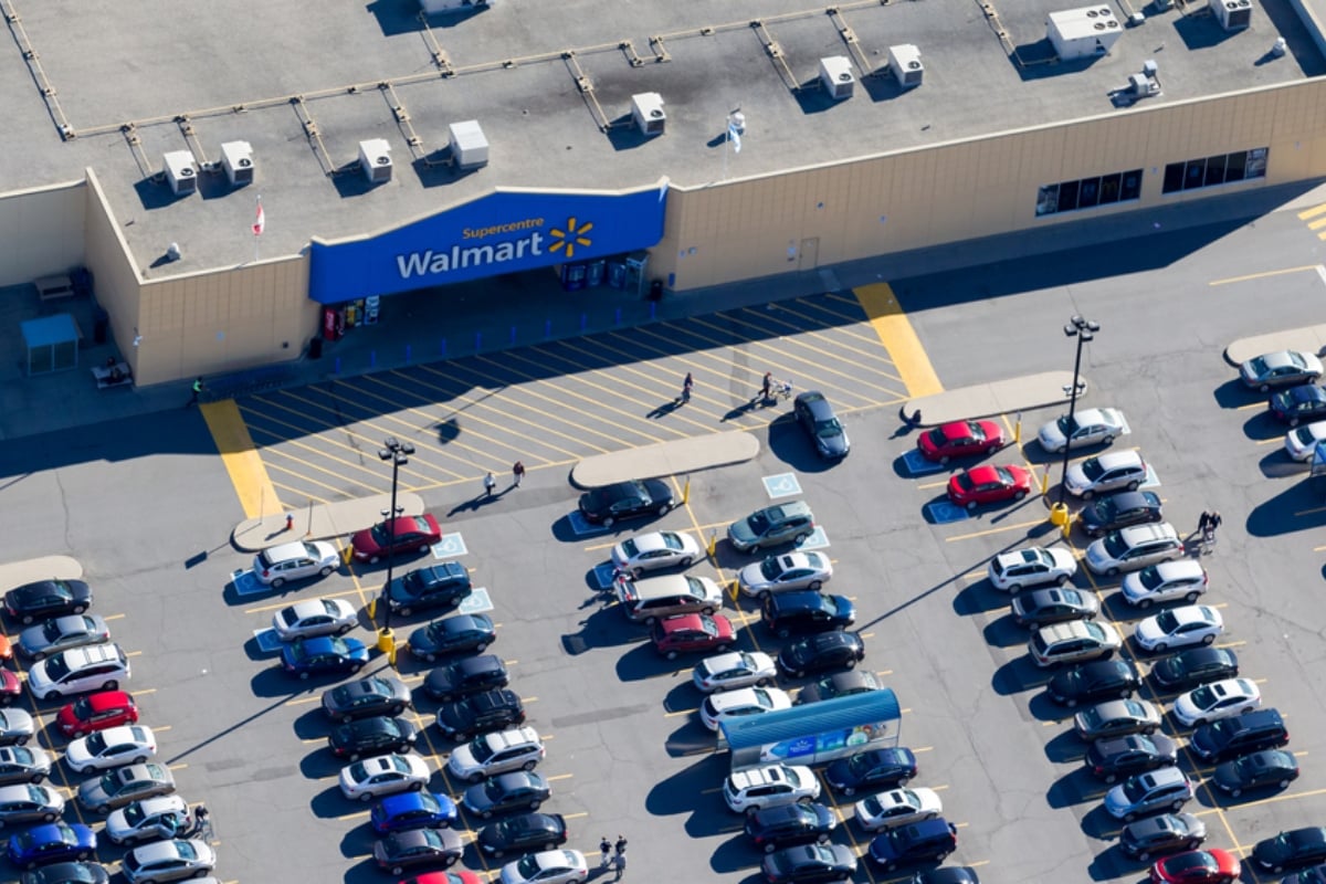 Evacúan Walmart luego de que un hombre se refugiara en su estacionamiento