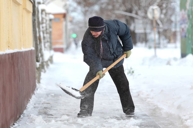 prepare for a blizzard, snow, shoveling, sidewalk, MundoNOW