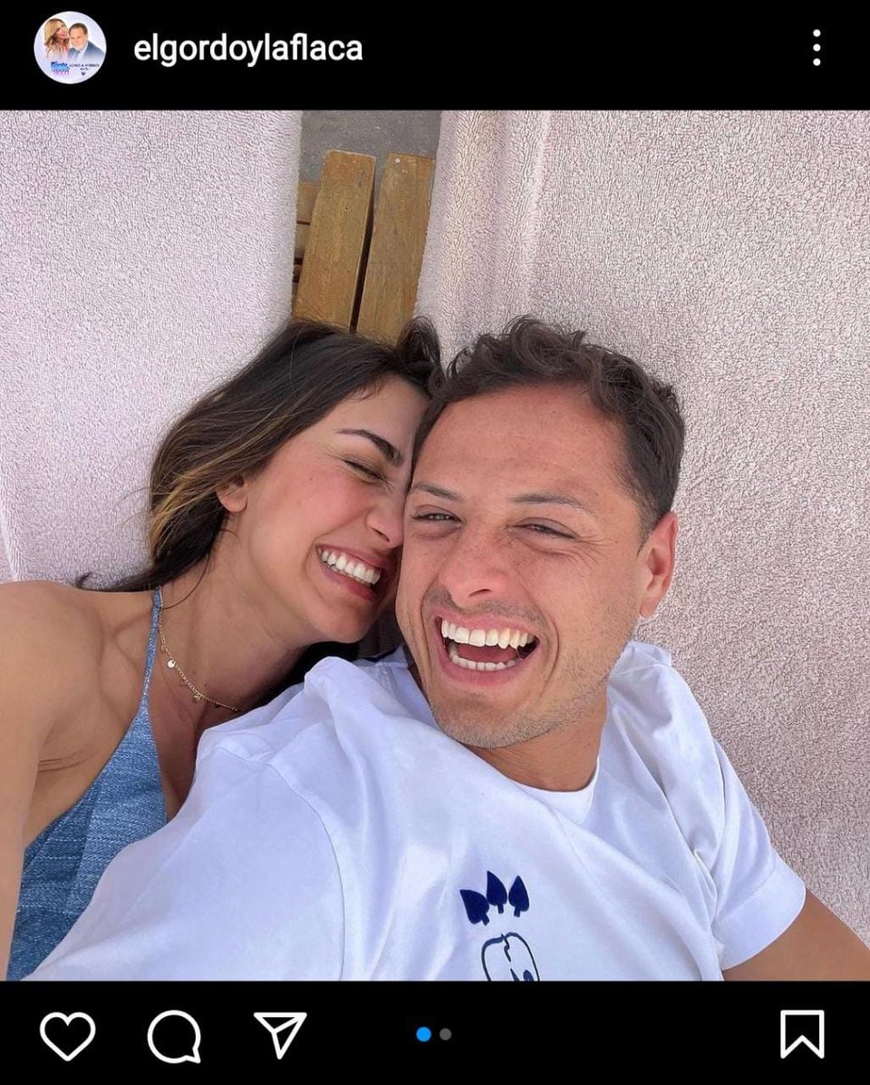El Chicharito shows off his girlfriend and they tell him that he bought her in the comments