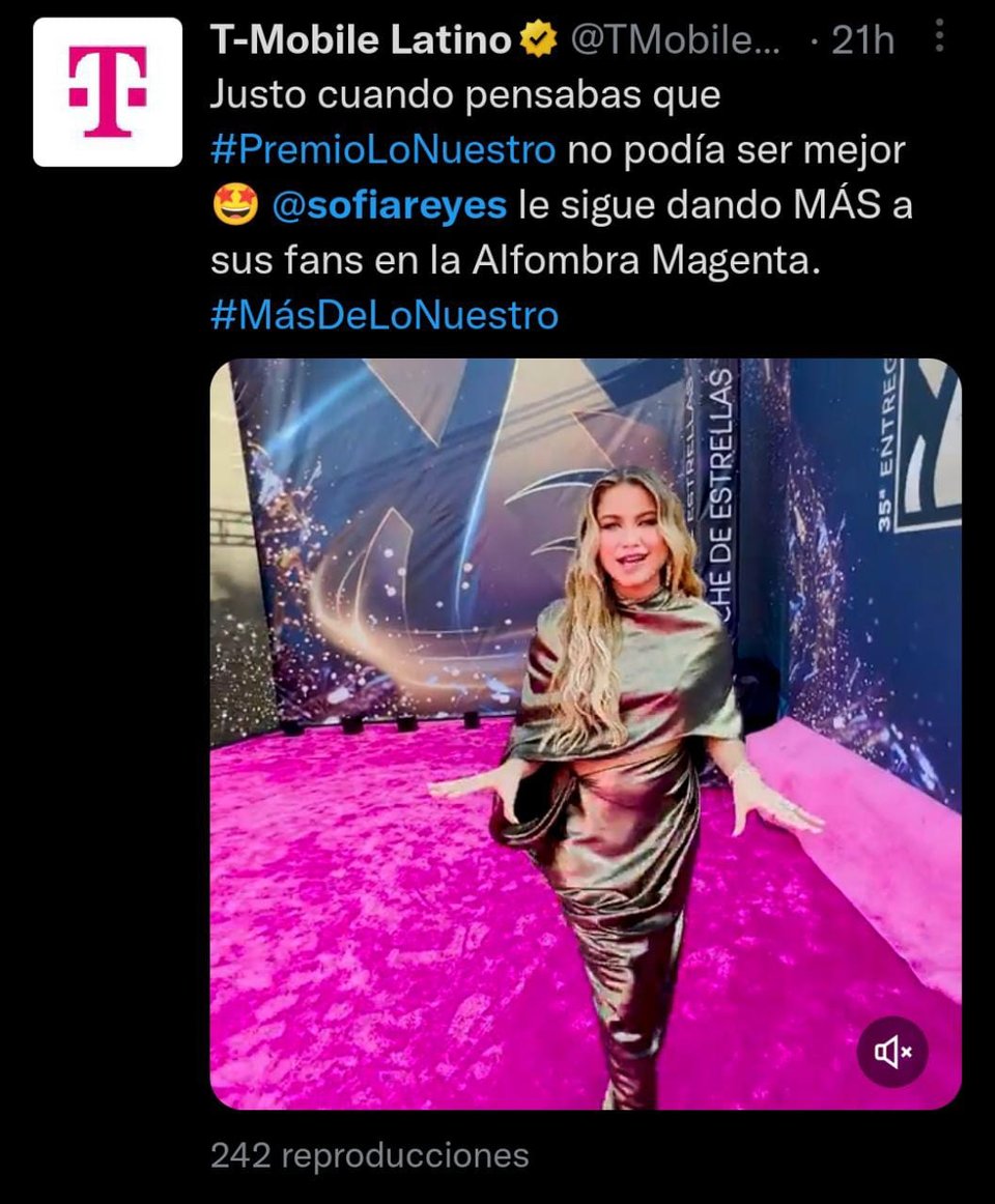La cantante se lució en atuendo color dorado