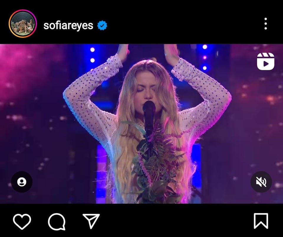 Durante la presentación de los premios presentó su canción 'Luna'