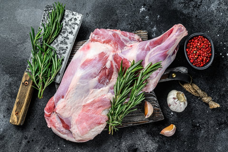 cordero asado con miel, cordero crudo, romero, ajo, MundoNOW