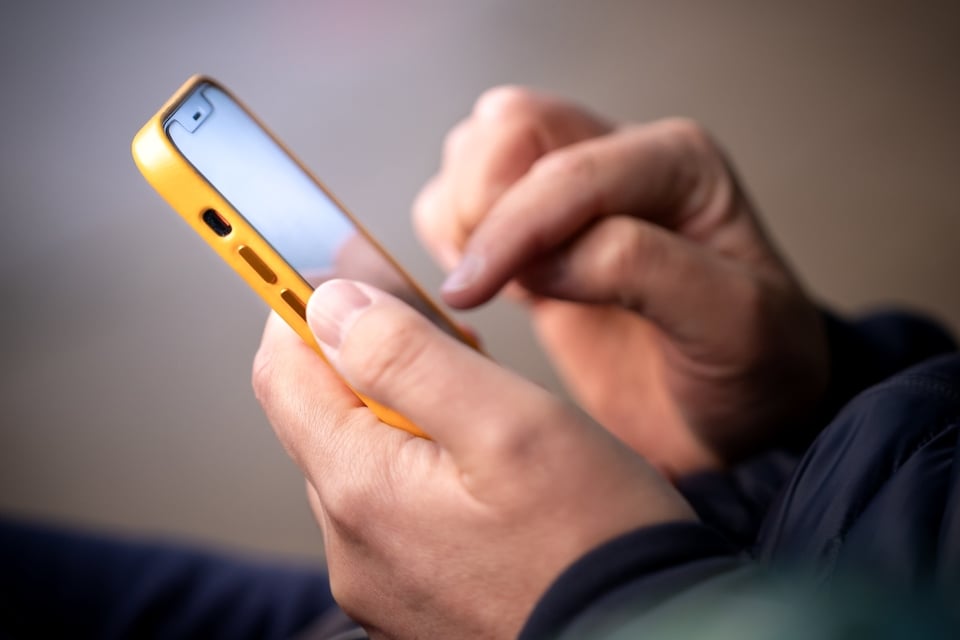 fear, phone, calls, cell phone, MundoNOW, employee
