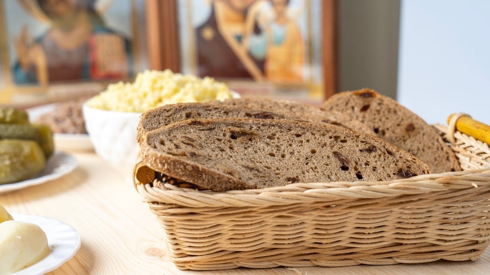 What is Lent, rye bread, plate of rice, water, MundoNOW