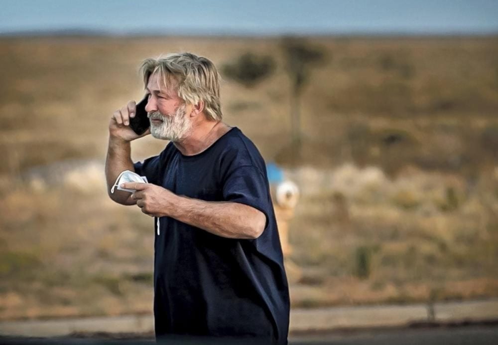 Alec Baldwin rompe el silencio tras de disparar accidentalmente a la directora de fotografía de una película