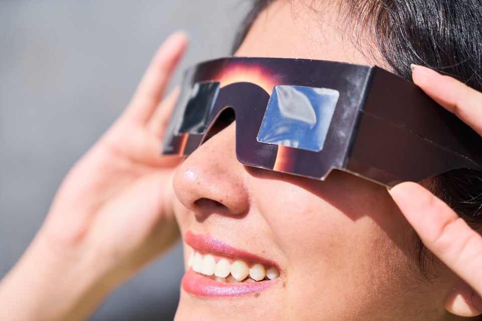 Watch Solar Eclipse Safely, solar eclipse without risks, risks of the solar eclipse, solar eclipse glasses, lenses for the eclipse- solar eclipse without risks, risks of the solar eclipse, solar eclipse glasses, lenses for the eclipse, MundoNOW