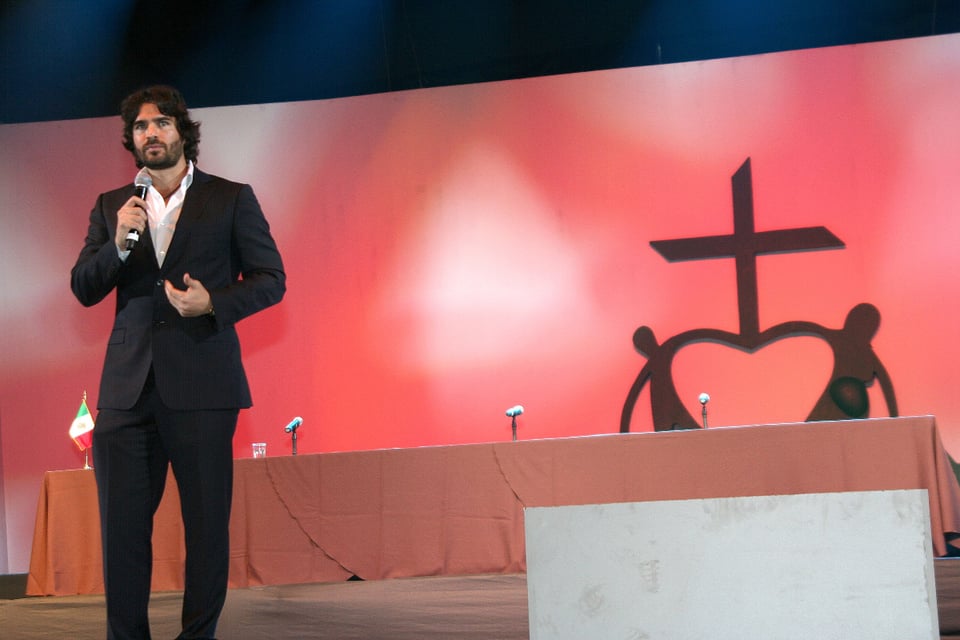 Church, Cross, Children, Mexico, Mexican Church, MundoNow, Eduardo Verástegui is gay