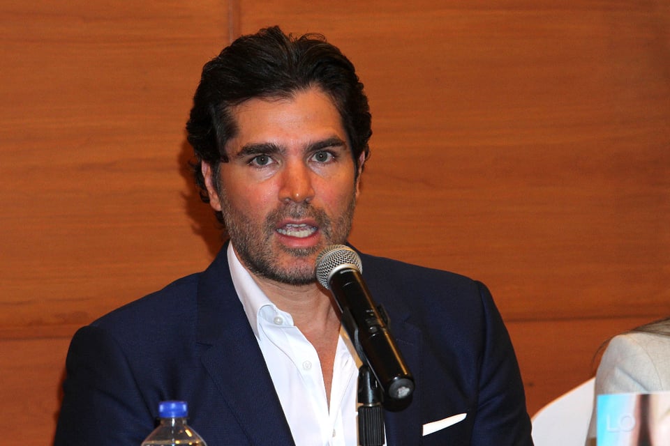 Press conference, Man with makeup, Conference, Microphone, Dress suit, MundoNow