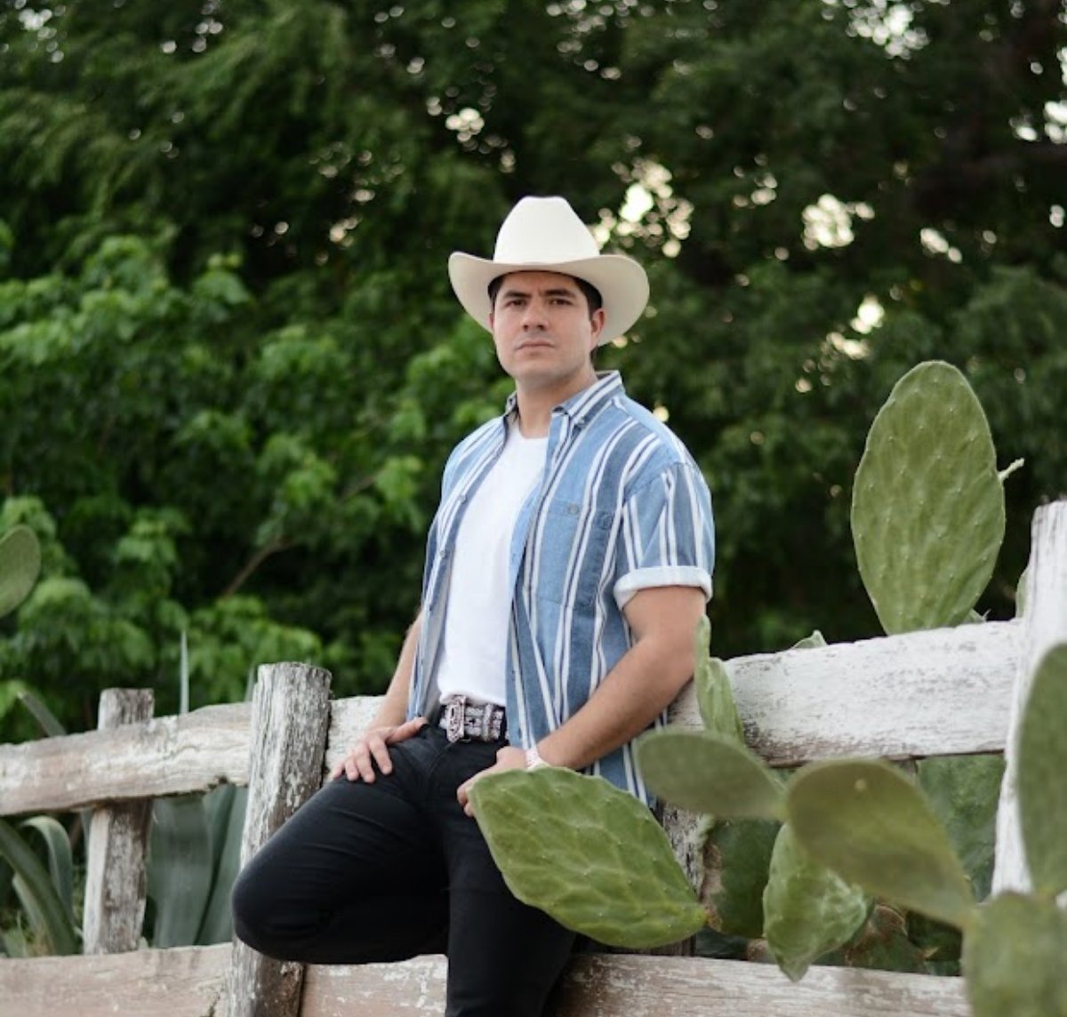Xavier Zazueta firma con una disquera nueva y habla sobre Melissa Barrera