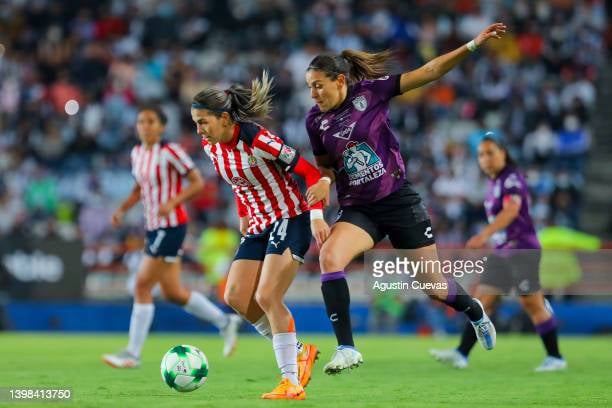 (Photo by Agustin Cuevas/Getty Images) PACHUCA, MEXICO - MAY 20: Alicia Cervantes of Chivas fights for the ball with Norma Palafox of Pachuca during the final first leg match between Pachuca and Chivas as part of the Torneo Grita Mexico C22 Liga MX Femenil at Hidalgo Stadium on May 20, 2022 in Pachuca, Mexico.