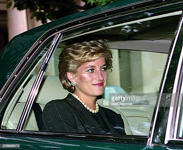Washington, DC. 9-24-1996 Diana, Princess of Wales leaves the Brazilian Ambassador's residence enroute to the White House. She was in town for a series of fundraisers to benefit breast cancer research. At the White House she was hosted by First Lady Hillary Rodham Clinton. Accompanying her in the limousine is the British Ambassador to the United States Sir John Kerr Baron of Kinlochard. Credit: Mark Reinstein (Photo by Mark Reinstein/Corbis via Getty Images) La foto de Lady Di antes de sufrir las heridas que le causaron la muerte