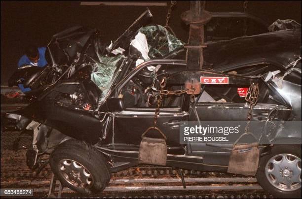 this picture taken 31 August 1997 shows a French policeman attaching the wreckage of Princess Diana's car in the Alma tunnel of Paris. Britain's Princess Diana, who died in a car crash in 1997, met her death in a different vehicle to the one she had intended to use after it failed to start, documents released 15 March 2005 revealed. Instead she climbed into a nearby Mercedes driven by chauffeur Henri Paul, who, tests later revealed, was drunk, with three times the legal alcohol limit. Diana, 36, and her 42-year-old lover Dodi al-Fayed were killed along with Paul when they crashed in a Paris tunnel in August 1997. AFP PHOTO / AFP PHOTO / PIERRE BOUSSEL (Photo credit should read PIERRE BOUSSEL/AFP via Getty Images) ¿La foto de Lady Di muerta? Así fue su accidente