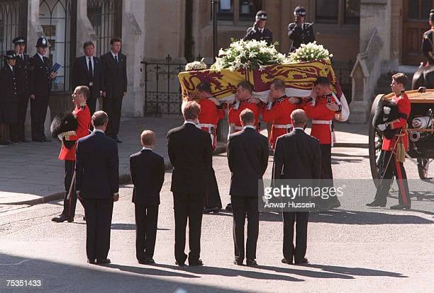 The Duke of Edinburgh, Prince William, Earl Spencer, Prince Harry and the Prince of Wales following the coffin of Diana, Princess of Wales at her funeral. (Photo by Anwar Hussein/WireImage) La foto de Lady Di: El funeral de Lady Di