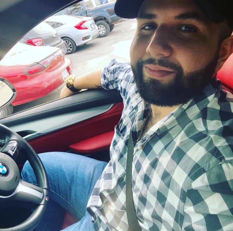 Carin León, cars, Dodge Charger, singer, MundoNOW