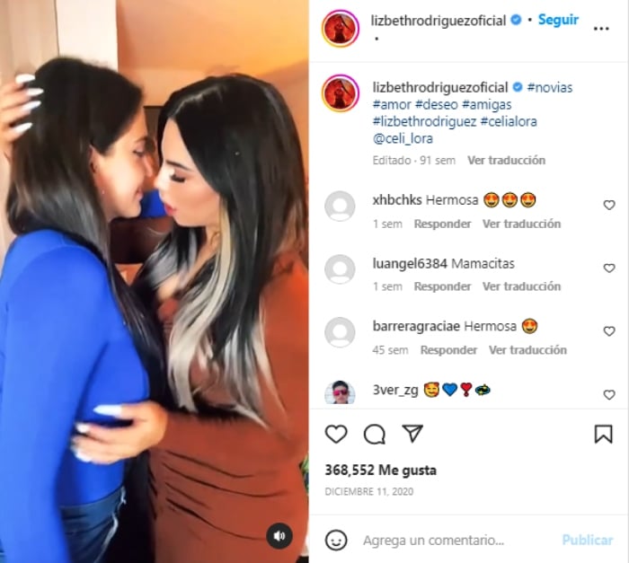Lizbeth Rodríguez besando a Celia Lora