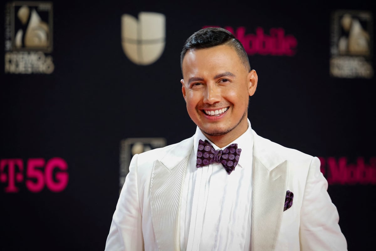 Premio Lo Nuestro, Luis Sandoval gay presenter, Awards, Dress suit, Univision presentador gay, Premios, Traje de vestir