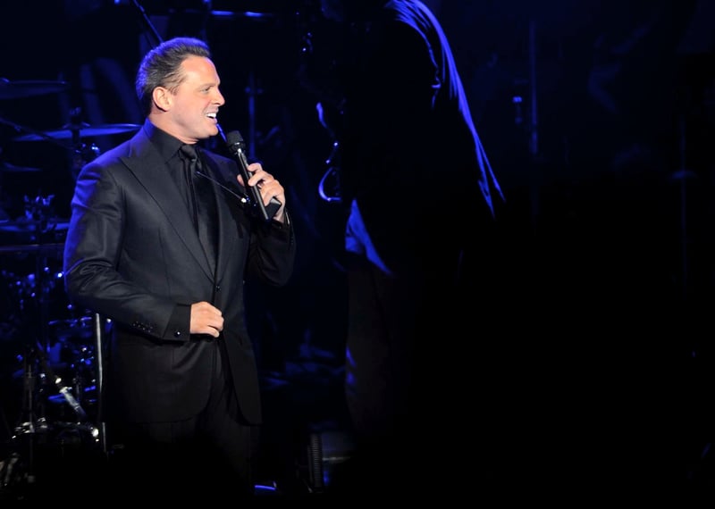 Dress suit, microphone, audience, musicians, stage, MundoNow