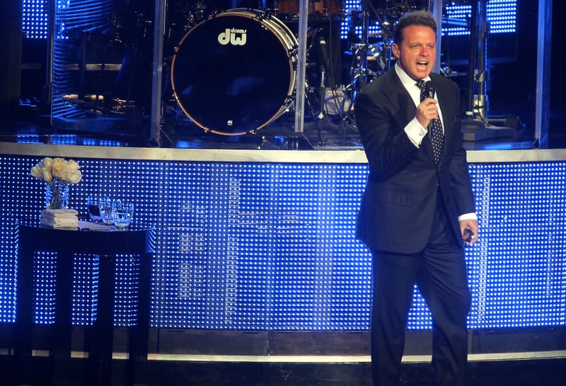 Paloma Cuevas, Luis Miguel's girlfriend, flowers, white roses, Presentation, MundoNow