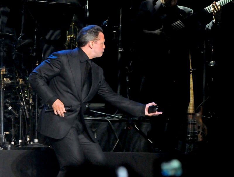 Dancing, Dance steps, Luis Miguel dancing, Movements, MundoNow