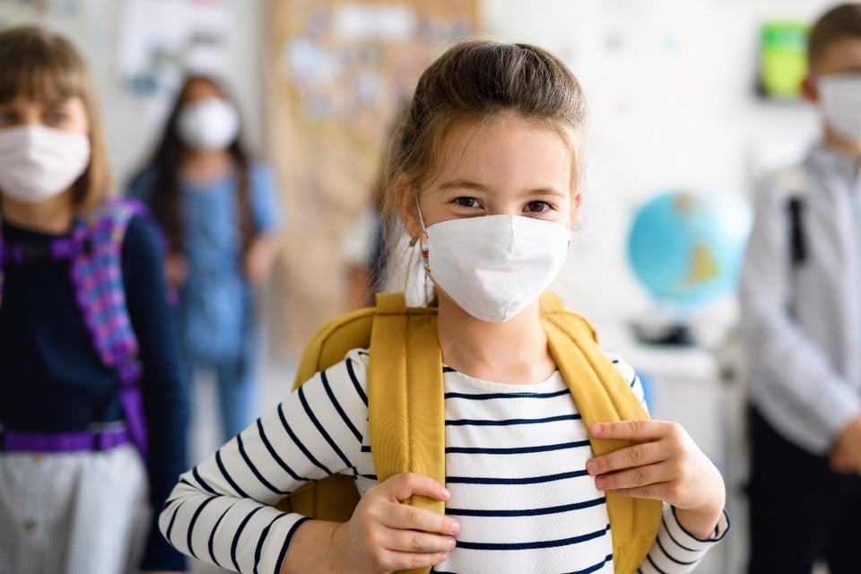 girl with face mask, face mask, girl with backpack, school, MundoNOW