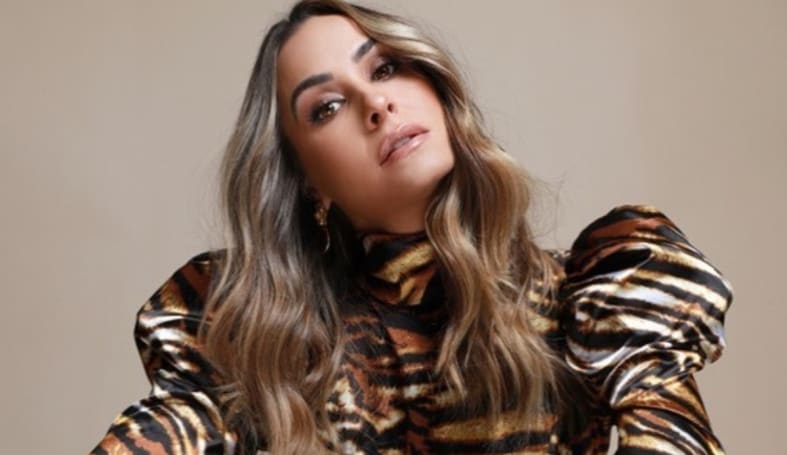 Odalys Ramírez shows off her ‘weird’ belly button in a sexy bikini
