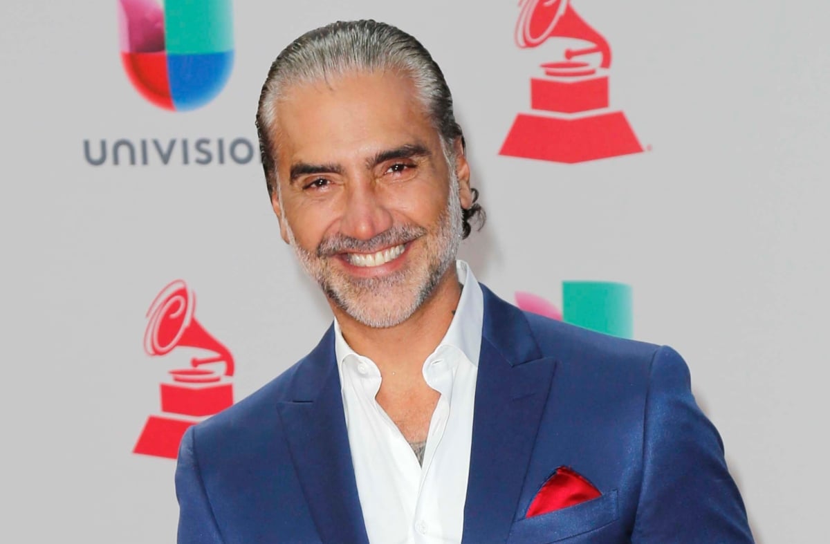 Alejandro Fernández llora en pleno concierto en Chicago y reaviva rumores de muerte de su papá Vicente Fernández (VIDEO)