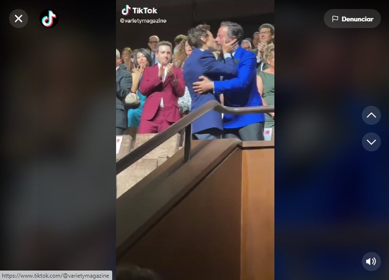 Así fue la reacción de los internautas tras ver el beso del cantante con otro hombre