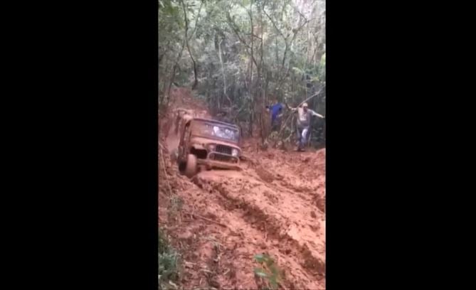 “Bad Luck Doesn't Exist”: After Watching The Video, You Wouldn't Want To Chain A Car Out Of The Mud