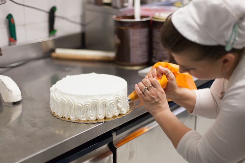 Pastry chef who went viral for her failed Mickey Mouse cake dies