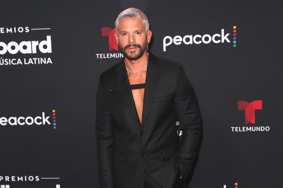 Rodner Figueroa, black suit, Beard, Gray hair, MundoNOW