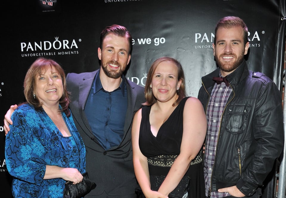 Mom, Sister, Event, Family, Relatives, Chris Evans' gay brother