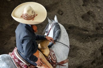 El Charro presume soltería