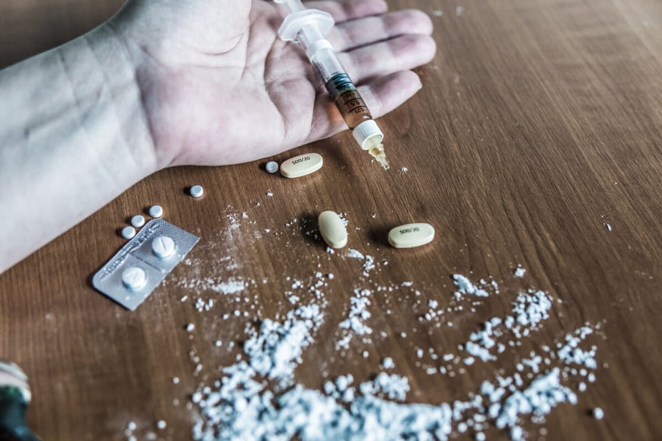 pastillas, mano, aguja, problema, adicción