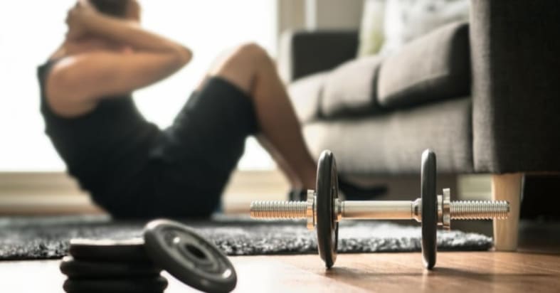 Horrifying! Heavy barbell falls onto weightlifter’s neck (VIDEO)