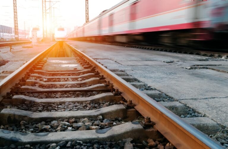 Tren se descarrila en el oeste de Montana y derrama líquido no confirmado