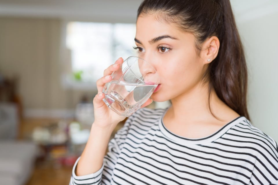 woman, drinking, water, hydration, MundoNOW