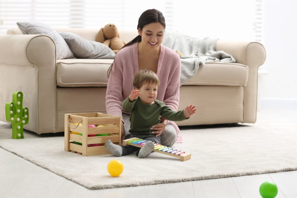 mamá, jugando, hijo, niño, mundonow