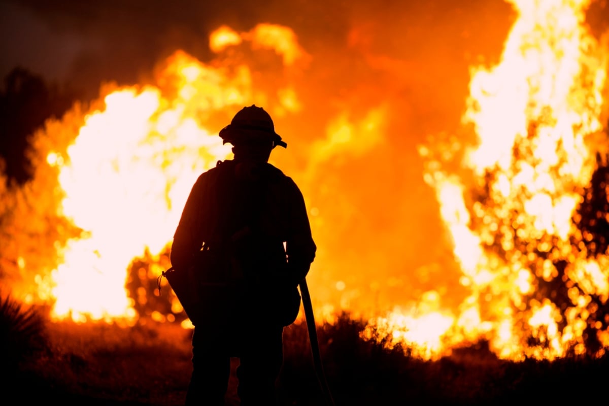 Ordenan evacuaciones por voraz incendio cerca del Parque Nacional de Yosemite