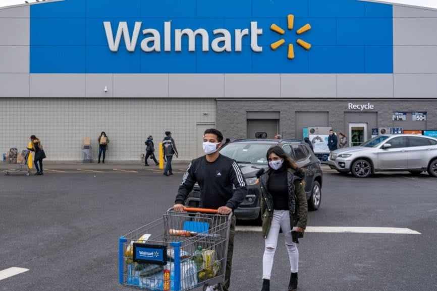 Arrestan hombre robar Walmart: Se comió unos filetes de pollo