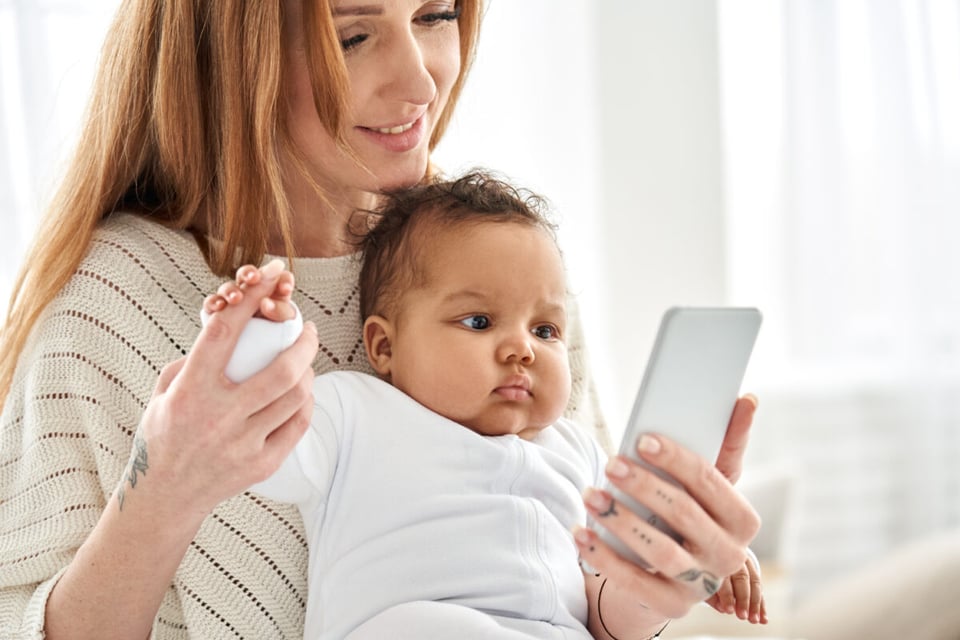 bebé, viendo teléfono, pantalla, redes sociales, mundonow