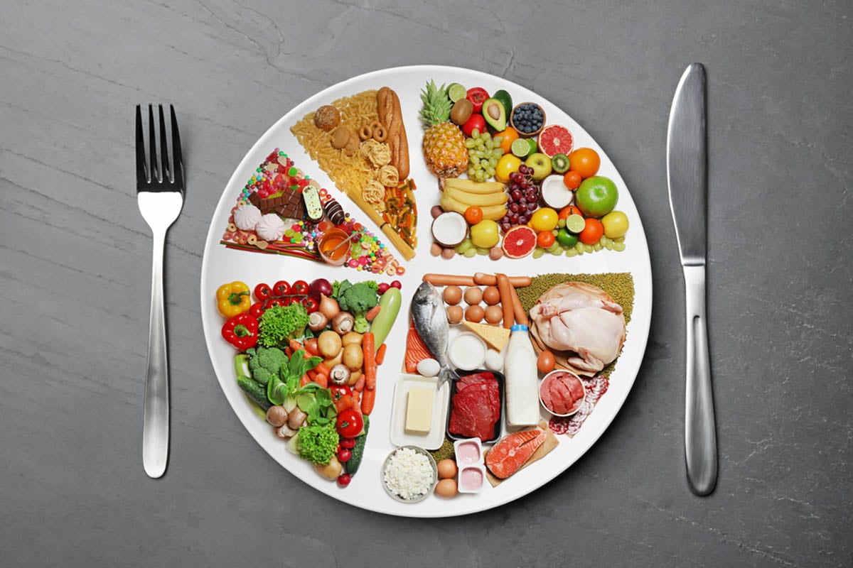 Cómo comer más sano, cubiertos, plato, alimentos, mesa gris, dieta equilibrada / silverware, plate, foods, grey table, balanced diet