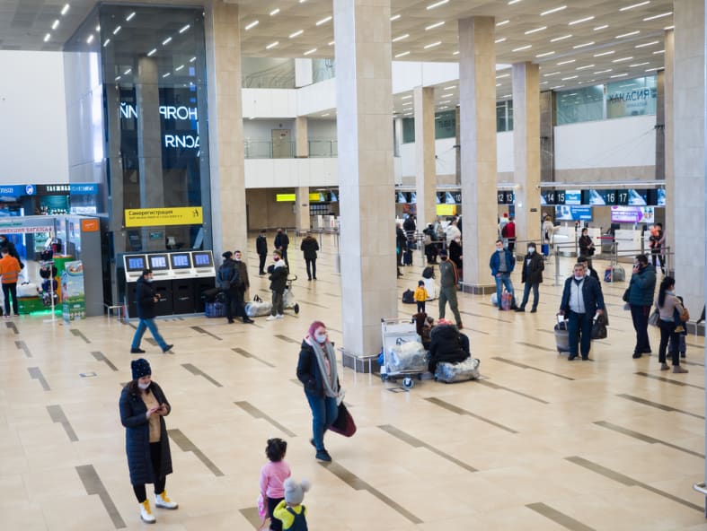 Woman throws a tantrum, attacks airport employees over missed flight (VIDEOS)