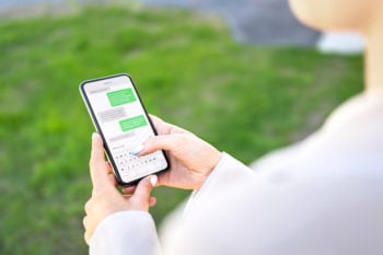 smartphone, mensajes de texto, MundoNOW, online, mujer