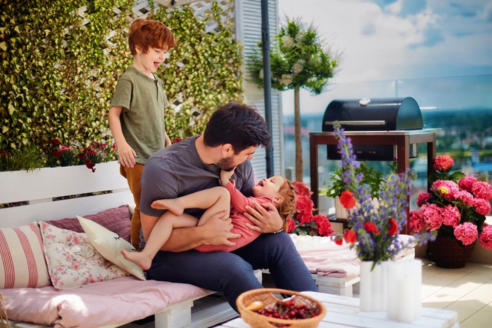 family, porch, home, playing, MundoNOW