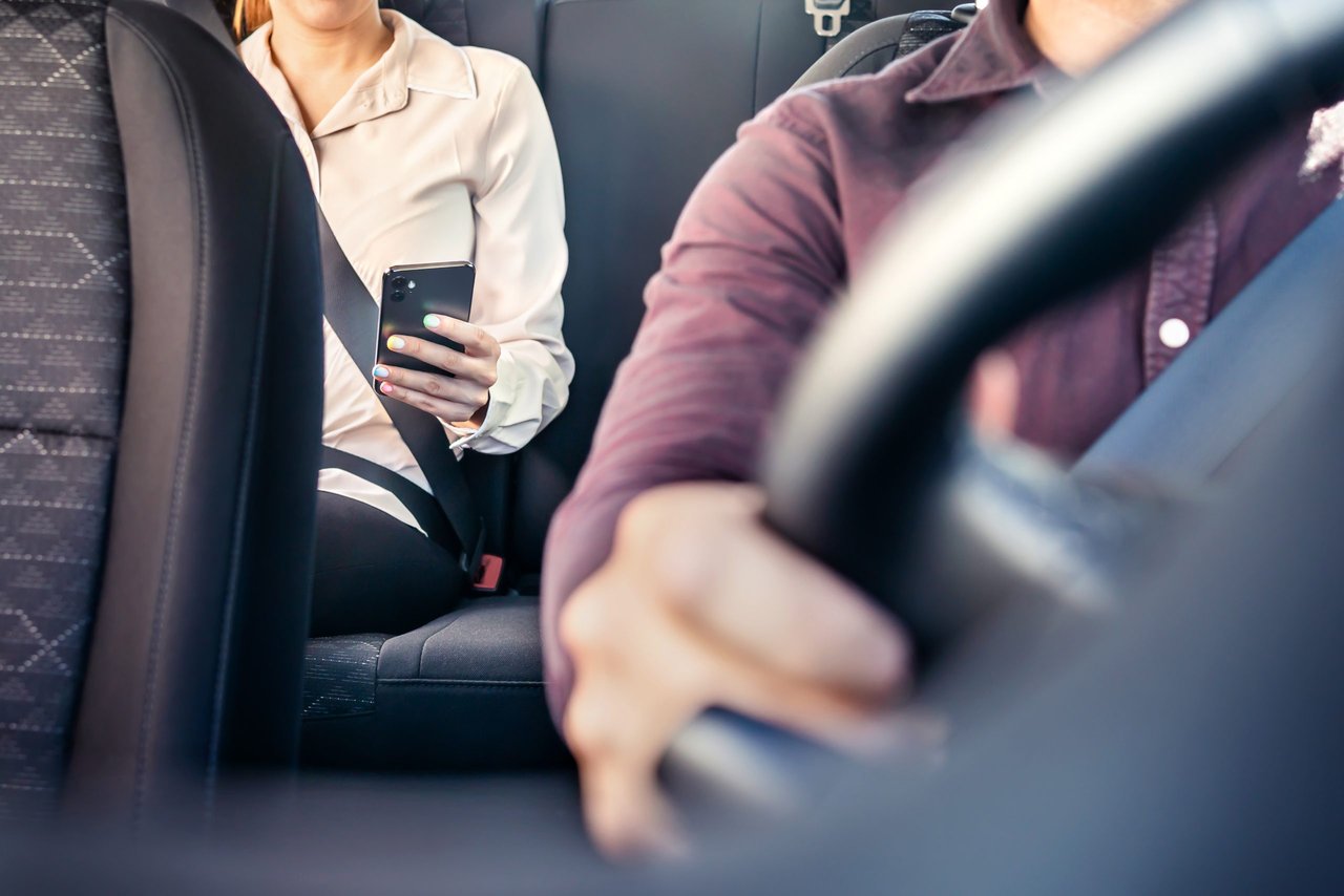 ¡NO QUIERE PAGAR! Señora se baja de taxi e intenta aprovecharse