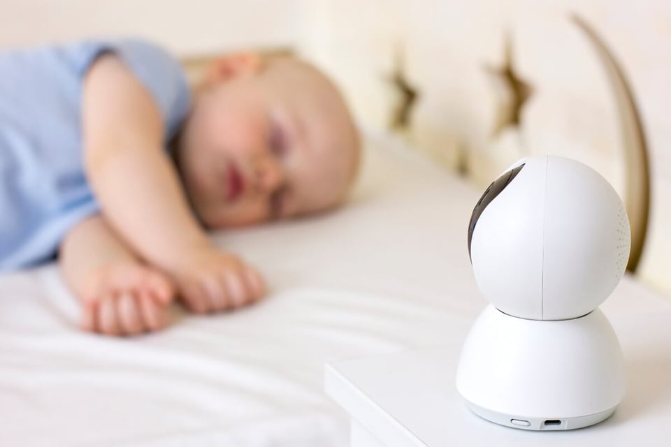 Pequeño ,vigilado ,por cámara, durmiendo, mundonow